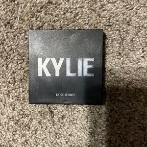 Kylie Pressed Powder highlighter Champagne Showers